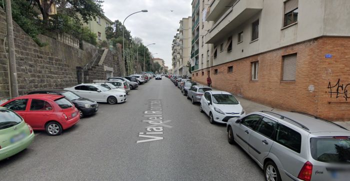 Via del Roncheto, marciapiedi invasi e strisce assenti: la protesta di una mamma