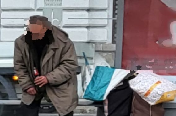 Piazza Libertà, triestino infuriato: "Panchine bus usate come bar da gente ubriaca alle 8 del mattino"