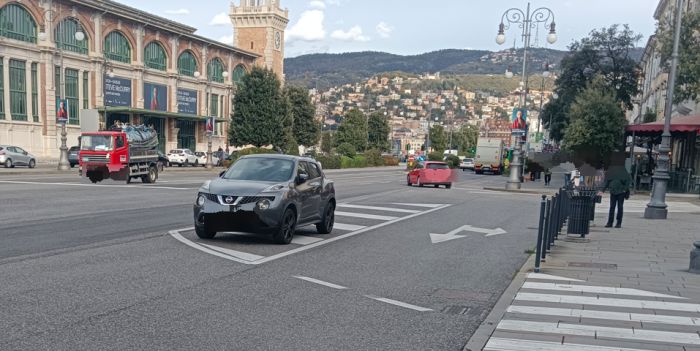 "Auto ferma in mezzo alla strada, non esiste il senso civico in zona piazza Venezia"