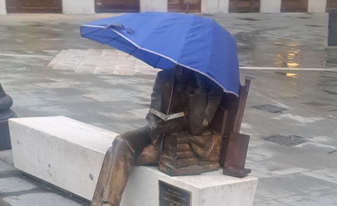 D’Annunzio con l’ombrello: il poeta 'protetto' dalla pioggia in piazza della Borsa
