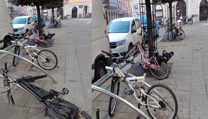 Degrado davanti alla Regione: bici a terra e arredi urbani danneggiati a pochi metri da piazza Unità