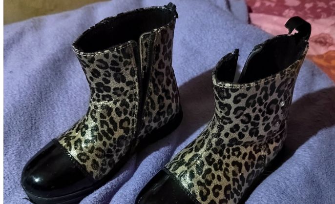 Trieste, stivaletti da bambina trovati la sera di Natale ad Altura, genitori cercasi!