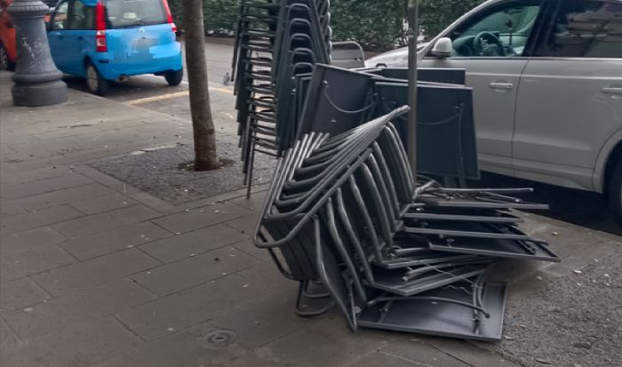 Tavoli e sedie  di un ristorante sulle Rive da mesi sul marciapiede: residenti indignati