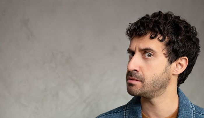 Edoardo Ferrario lunedì al Rossetti, lo stand-up comedian italiano torna con “Performante”