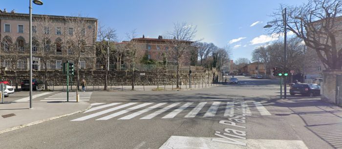 "Triestina raccoglie la spesa caduta per strada: 'Chi l’ha persa mi contatti!'"