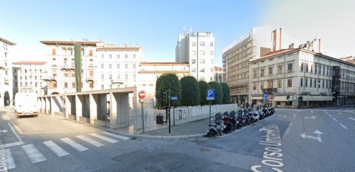 Danneggia paletti in piazza Goldoni: fermato da Polizia Locale, nello zaino 22 grammi di marijuana!!