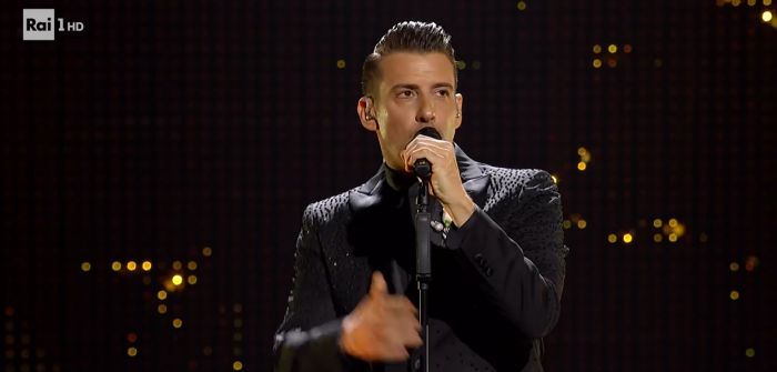 Sanremo, Gabbani in total black canta "Viva la vita"