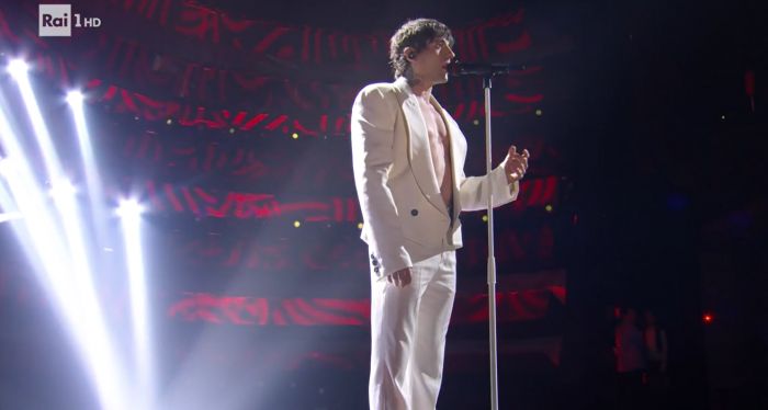 Sanremo, Rkomi in completo bianco e torso nudo