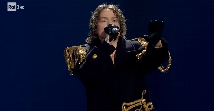 Sanremo, Irama con cappotto e alamari militari