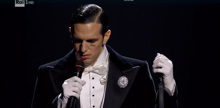 Sanremo: Achille Lauro si esibisce con frac e guanti bianchi