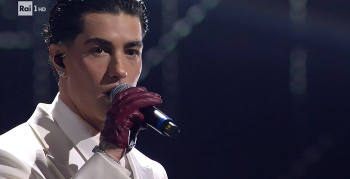 Sanremo: Tony Effe sceglie il bianco per 'Damme 'na mano'