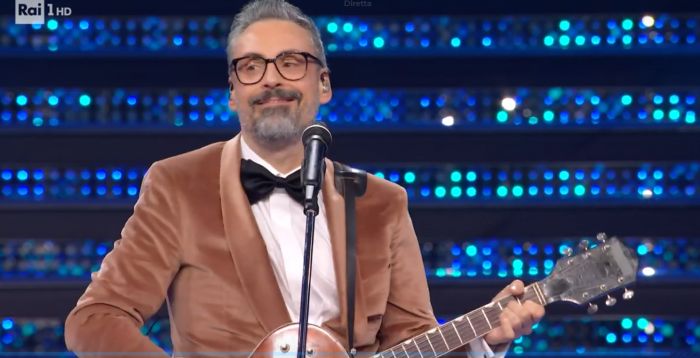Sanremo, Brunori Sas chitarra e voce incanta l'Ariston