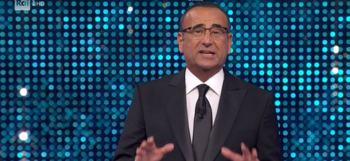 Sanremo: Conti accolto da coro Ariston 'Sei bellissimo' =