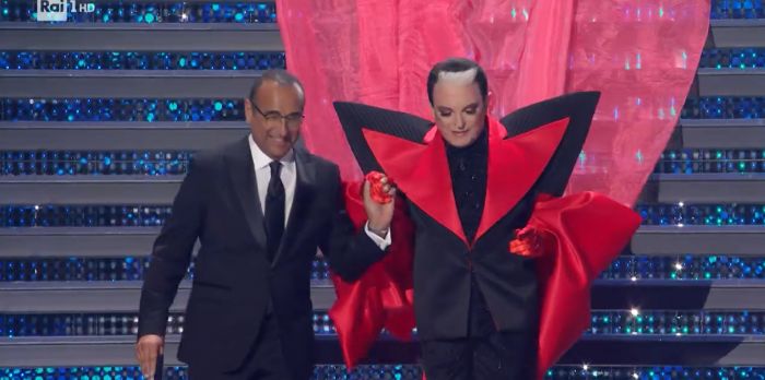 Sanremo, Malgioglio si presenta con strascico rosso lungo 50 metri