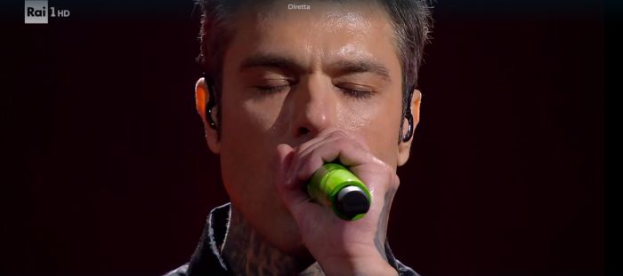 Sanremo: Fedez indossa lenti a contatto nere anche nella seconda serata