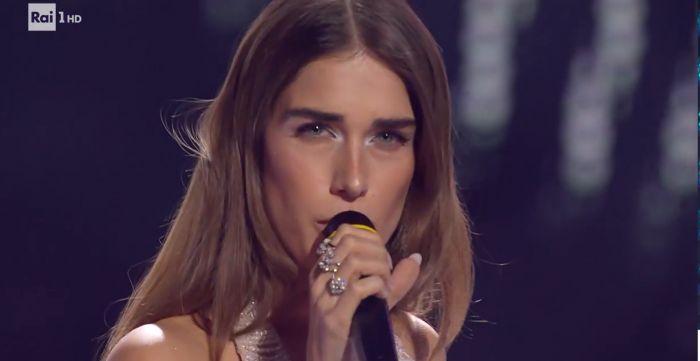 Sanremo, Clara apre la gara. Sul palco gli altri 14 artisti