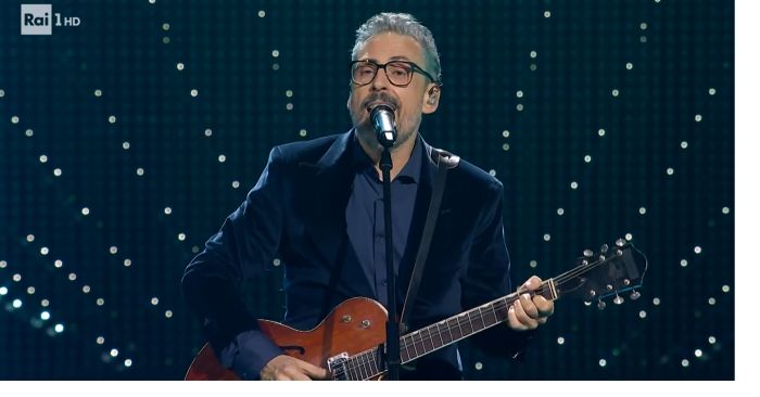 Sanremo: ovazione dell'Ariston per Brunori a fine esibizione
