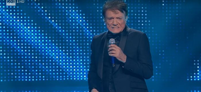 Massimo Ranieri sul palco con un occhio vistosamente rosso
