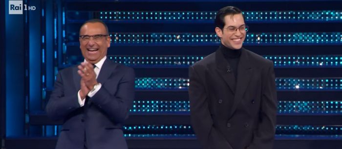 Mahmood sul palco in versione Carlo Conti