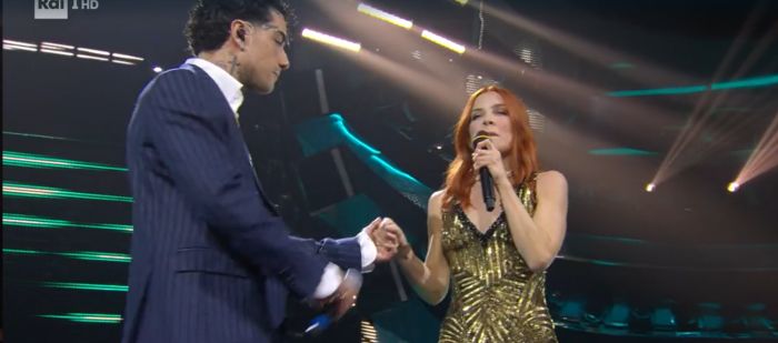 Sanremo, Tony Effe senza collana canta con Noemi Califano