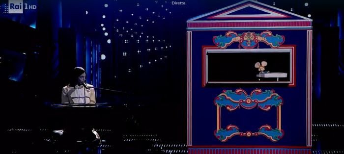 Sanremo: applausi in sala stampa Ariston per Topo Gigio che canta 'Volare'