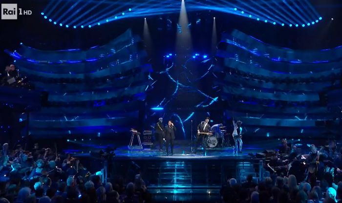 Sanremo, The Kolors con Sal Da Vinci in "Rossetto e caffè"