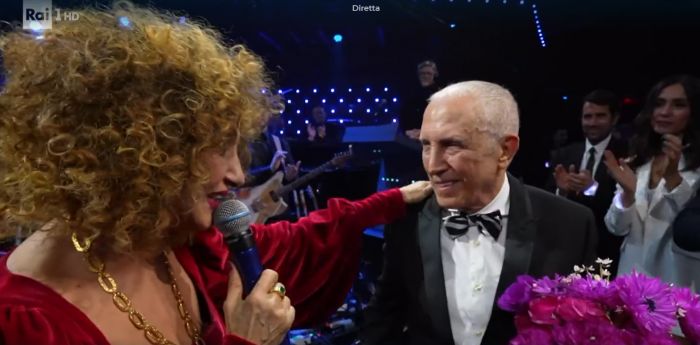 Sanremo, Marcella Bella canta e abbraccia il fratello Gianni in platea