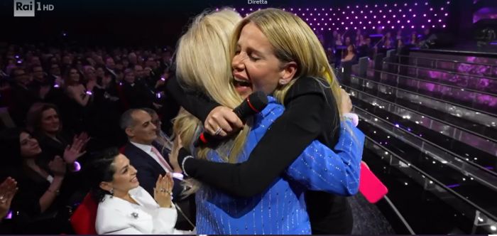Sanremo: Alessia Marcuzzi scende in platea e abbraccia Mara Venier