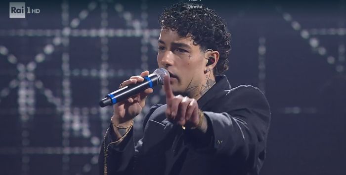 Sanremo, Tony Effe di nuovo senza collane, ma col rosario al polso