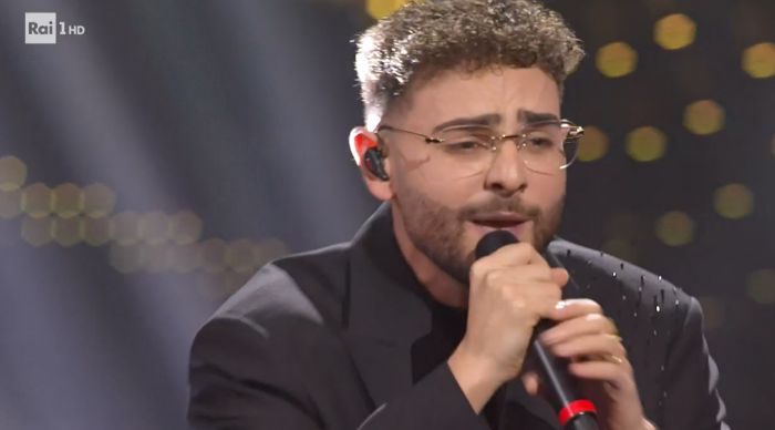 Sanremo: Rocco Hunt commuove cantando per la mamma in platea 