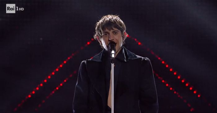 Sanremo: Rkomi canta con il logo della camicia nascosto