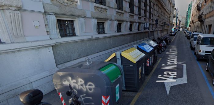 Triestino esasperato dai rifiuti fuori posto: "Me sembra incredibile, gente butta de tutto a caso!"