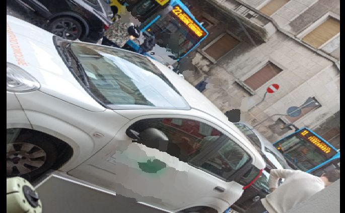 Via Canova/Foscolo, scontro tra due auto in: traffico rallentato, nessun ferito