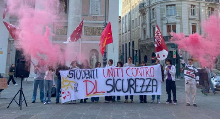 Studenti in piazza della Borsa contro il Decreto Sicurezza: “È un attacco alla libertà”