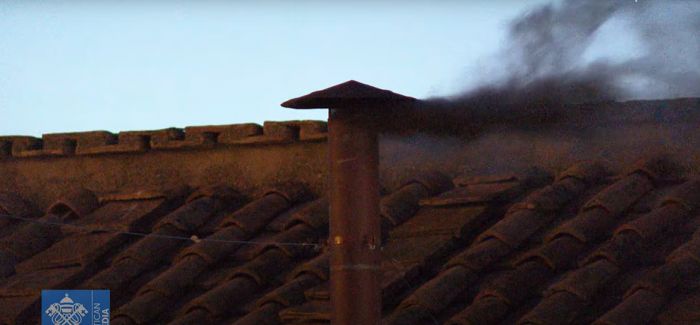 Conclave, fumata nera alla prima votazione: si riprende domani*
