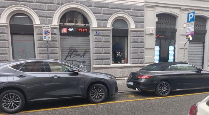 Stalli carico-scarico sempre occupati in centro: “Noi costretti a bloccare via Roma, vigili dove sono?”
