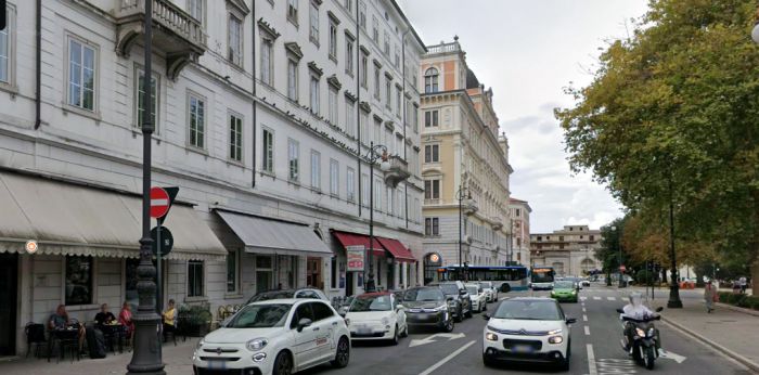 Raid notturno al “Stazione Market” in piazza della Libertà: ignoti infrangono la vetrata e rubano il fondo cassa