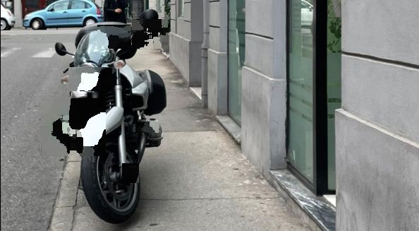 'Via Ghega, parcheggia la moto sul marciapiede e va a tagliarsi i capelli': denuncia di un triestino 