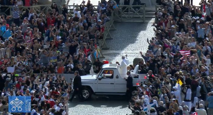 Papa Leone in papamobile saluta i fedeli 