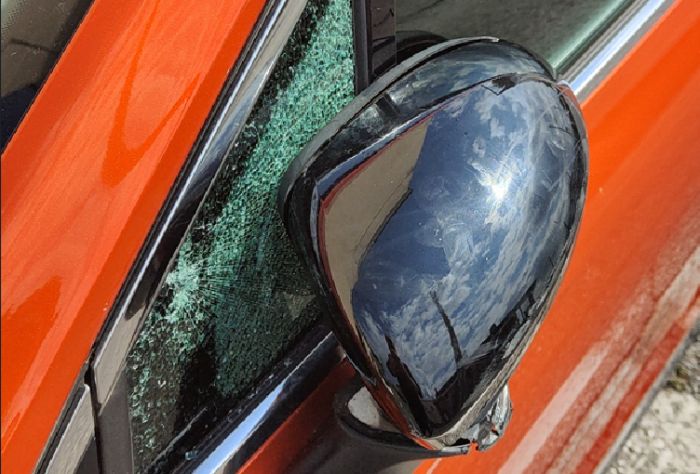 Auto danneggiata in Erta Sant’Anna, poi il responsabile fugge: l'appello di un triestino