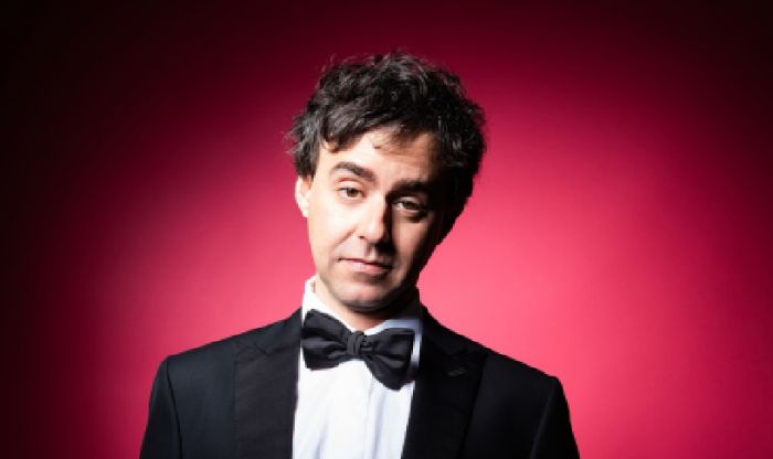 Luca Ravenna infiamma il Rossetti: il 26 gennaio arriva a Trieste lo show “Flamingo”