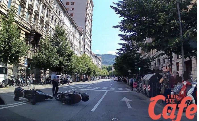 Incidente tra scooter in via Battisti, traffico rallentato nella tarda mattinata