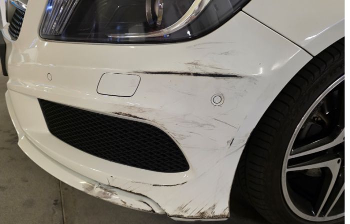 Colpita e abbandonata: danno a un'auto parcheggiata in via del Biasoletto, si cercano testimoni