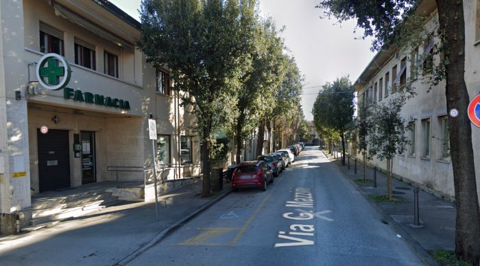 Tentato furto nella notte alla Farmacia Neri di Muggia: vetrina sfondata ma nessun bottino