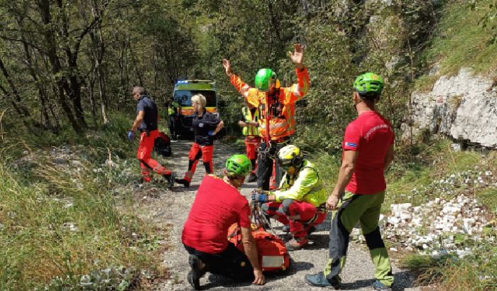 Ciclista veneto cade sulle montagne Fvg: trauma cranico e frattura al polso