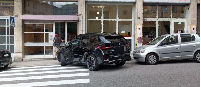Trieste sotto assedio dell’inciviltà stradale: auto contromano e SUV sulle strisce in fuga a tutta velocità
