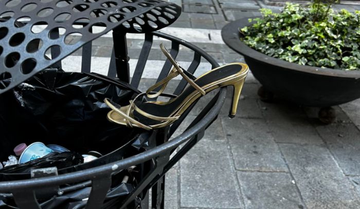 Una scarpa col tacco abbandonata nel cestino: Cenerentola in centro a Trieste?