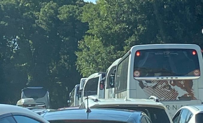 Triestini infuriati: “Trieste soffocata dai pullman turistici, San Giusto trasformata in un parcheggio”