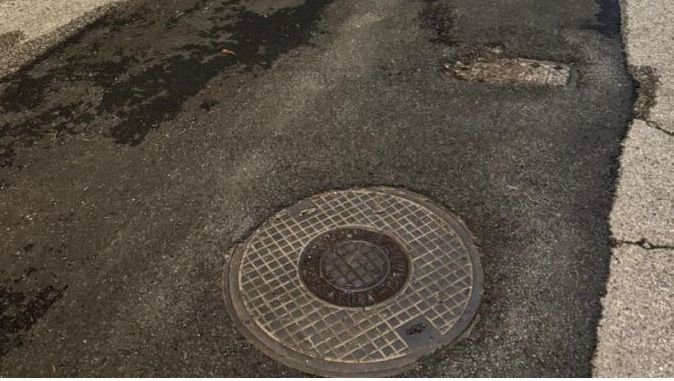 Basovizza, le lamentele dei residenti:” strade rattoppate e asfalto coperto persino sui tombini” (FOTO)