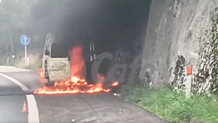 Furgone in fiamme vicino all’uscita di Prosecco (VIDEO)